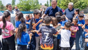 Başkan Tugay'dan Kirazlı çocuklara karne hediyesi