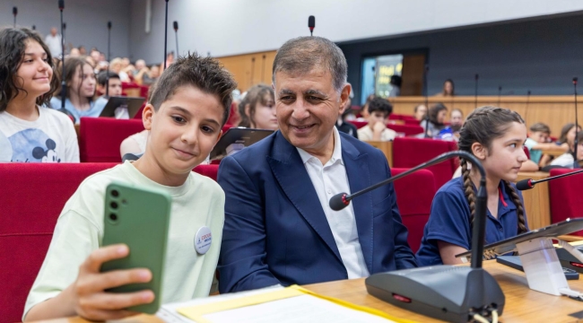 Çocuklar İzmir'in yönetiminde söz sahibi