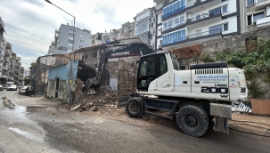 Konak'ta metruk bina yıkımları tam gaz