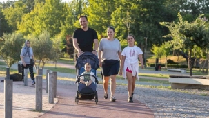 Ailesiyle doğada, Bornovalılarla aynı parkta