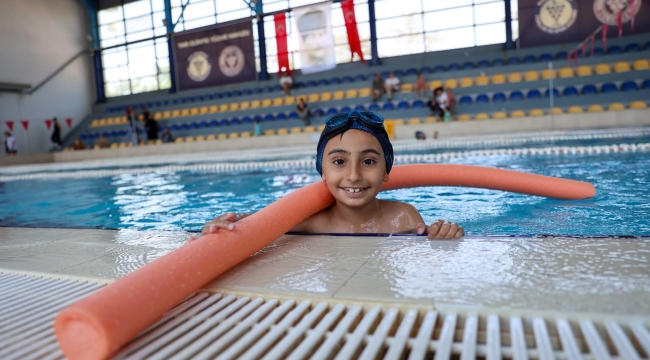 Minik yüzücüler Buca'da yetişiyor