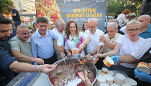 Yüzlerce Karşıyakalı aşurenin bereketini paylaştı