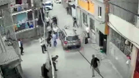 Adana'da iki aile kavgasında bir kişi otomobilini kalabalığın üzerine sürdü