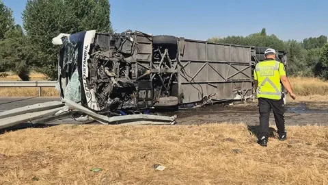 Afyonkarahisar'da otobüs refüje çarparak devrildi: 22 yaralı