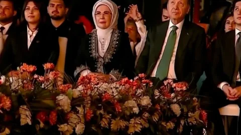 AK Parti'nin 25. yıl programında dron gösterisi Cumhurbaşkanı Erdoğan'ı etkiledi