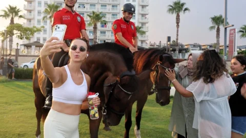 Antalya'da atlı polisler akşam devriyelerinde ilgi odağı