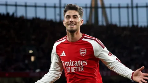 Arsenal yeni sezona 3-0'lık galibiyetle başladı