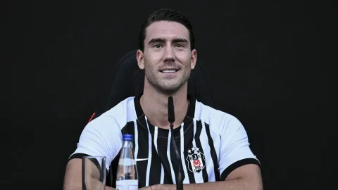 Beşiktaş Dusan Vlahovic'i renklerine bağladı