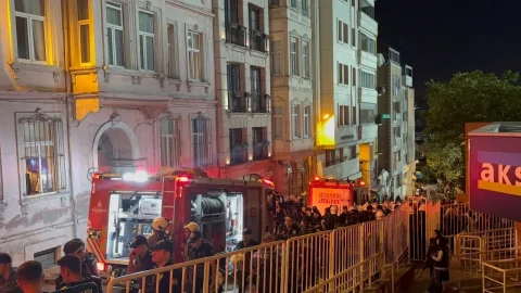 Beyoğlu'nda havai fişek eve isabet ederek yangın çıkardı