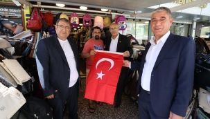Buca'da 30 Ağustos öncesi esnafa bayrak dağıtıldı