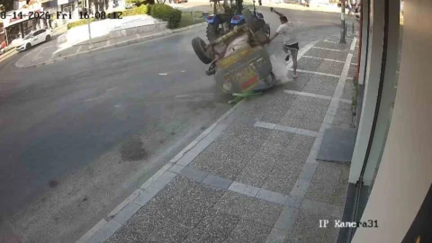 Buca'da traktörden kopan tanker kaldırımdaki yayayı son anda sıyırdı