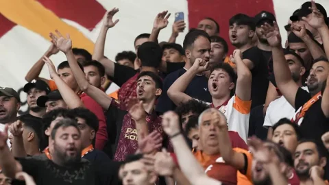 Çorum FK golleri sonrası Galatasaray taraftarı yönetimi istifaya çağırdı