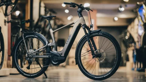 Cube'nin yeni elektrikli bisikleti tek şarjla 275 kilometre menzil sunuyor