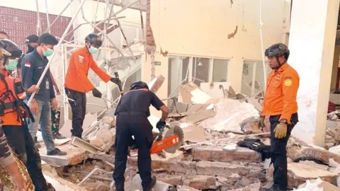 Endonezya'da 7,7 büyüklüğünde deprem: en az 47 ölü