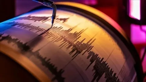 Endonezya'da 7,7 büyüklüğünde deprem; tsunami uyarısı