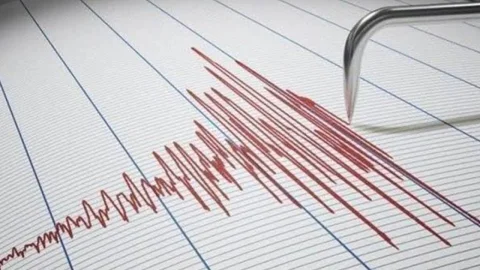 Endonezya'nın Flores bölgesinde 7,7 büyüklüğünde deprem