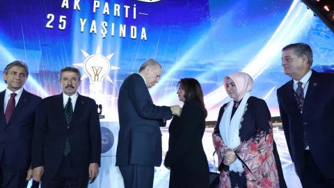 Erdoğan rozetini taktı, AK Parti'ye katılan ilk Süryani başkan