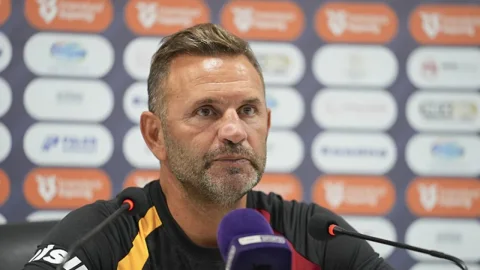 Galatasaray'da Okan Buruk transfer sözleri: 'En az iki...'