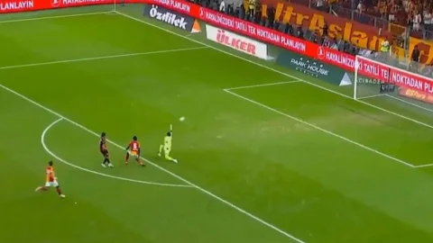Galatasaray iki dakikada iki golle geriye düştü