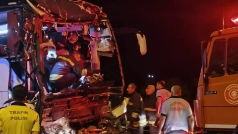 Gaziantep'te yolcu otobüsü tırla çarpıştı: 2 ölü, 22 yaralı