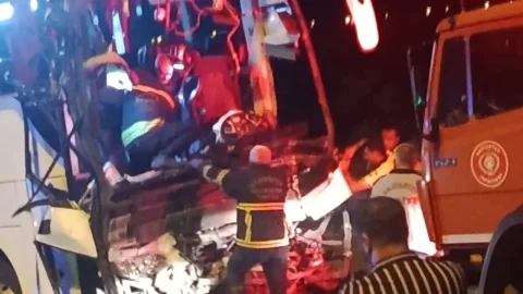 Gaziantep'te yolcu otobüsü tırla çarpıştı, şoför ve muavin yaşamını yitirdi