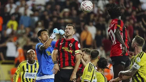 İrfan Can Eğribayat eski takımı Fenerbahçe'ye karşı 10 kurtarışla parladı