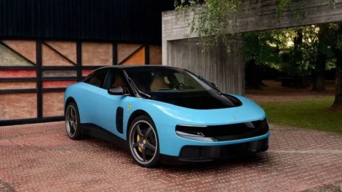 İtalyan otomotiv devinin ilk elektriklisi rekor fiyata satıldı