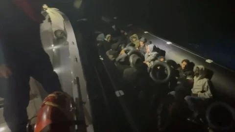 İzmir açıklarında 37 düzensiz göçmen yakalandı
