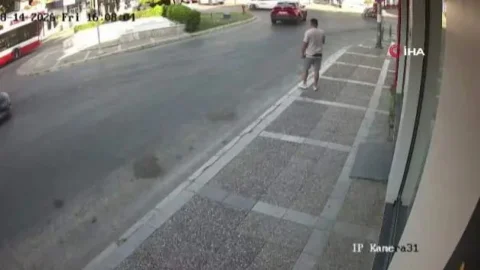 İzmir'de traktörden kopan tanker kaldırımda konuşan vatandaşı ezmek üzereydi