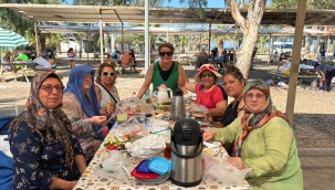 Karabağlarlı kadınlara Pamucak'ta deniz keyfi