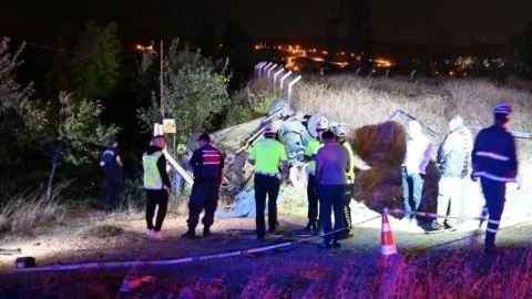 Kırıkkale'de direğe çarpan otomobil takla attı: yolcu Ceren Albayrak hayatını kaybetti, iki kişi yaralandı