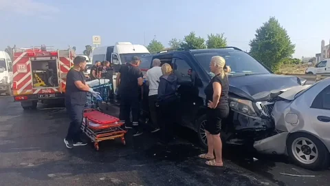 Manavgat'ta zincirleme kaza: 17 kişi yaralandı