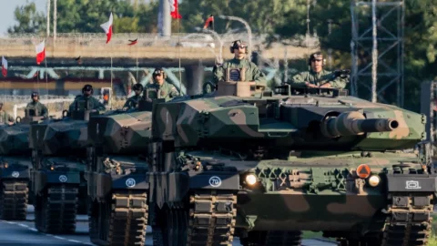 Polonya doğu kanadını güçlendirmek için tarihinin en büyük askeri geçidini yaptı