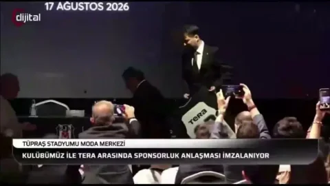 Serdal Adalı kürsüye çıkarken dengesini kaybedip düştü