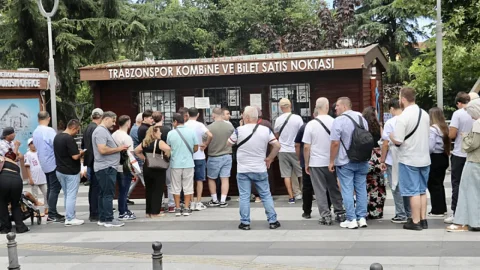 Serdal Adalı: Vlahovic'in lisansı için İtalya Futbol Federasyonu'ndan izin bekleniyor