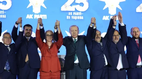 Sinan Burhan Ankara'dan üç CHP'li belediyenin AK Parti'ye katılabileceğini öne sürdü