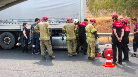 Torbalı'da tıra çarpan otomobilin sürücüsü yaşamını yitirdi