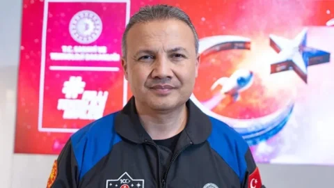 Türkiye'nin ilk astronotu Alper Gezeravcı 5'inci ana jet üs komutanı oldu