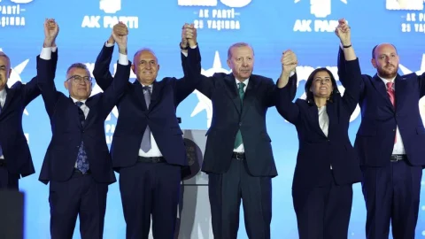 Üç milletvekili AK Parti'ye katıldı, rozetlerini Erdoğan taktı