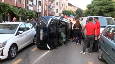 Ümraniye'de direksiyon hakimiyetini kaybeden araç park halindeki üç araca çarpıp devrildi