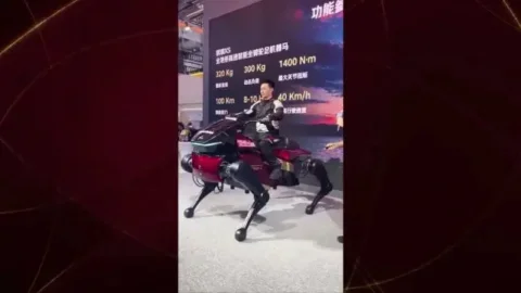 Yapay zekalı siber at Pekin'de tanıtıldı