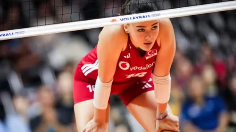 Zehra Güneş Milli Takımlar Gala Gecesi'nde kırmızı elbisesiyle beğeni topladı