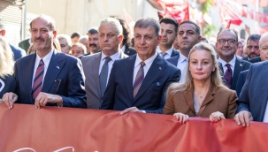 Başkan Tugay İzmirlilerle yürüdü