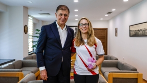 Başkan Tugay, şampiyon okçu Dünya Yenihayat'ı ağırladı