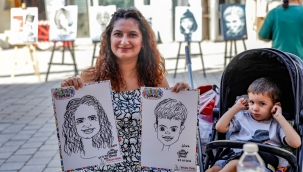 Bayraklı'da karikatür ve çocuk şenliği renkli görüntülere sahne oldu